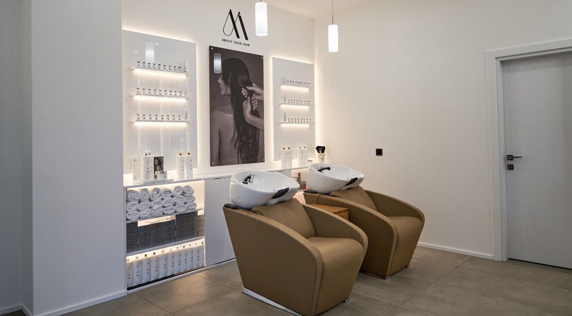 Salon Inspire, kv. Krustova vada in София, Област София, BG, showcasing sleek hair wash stations.