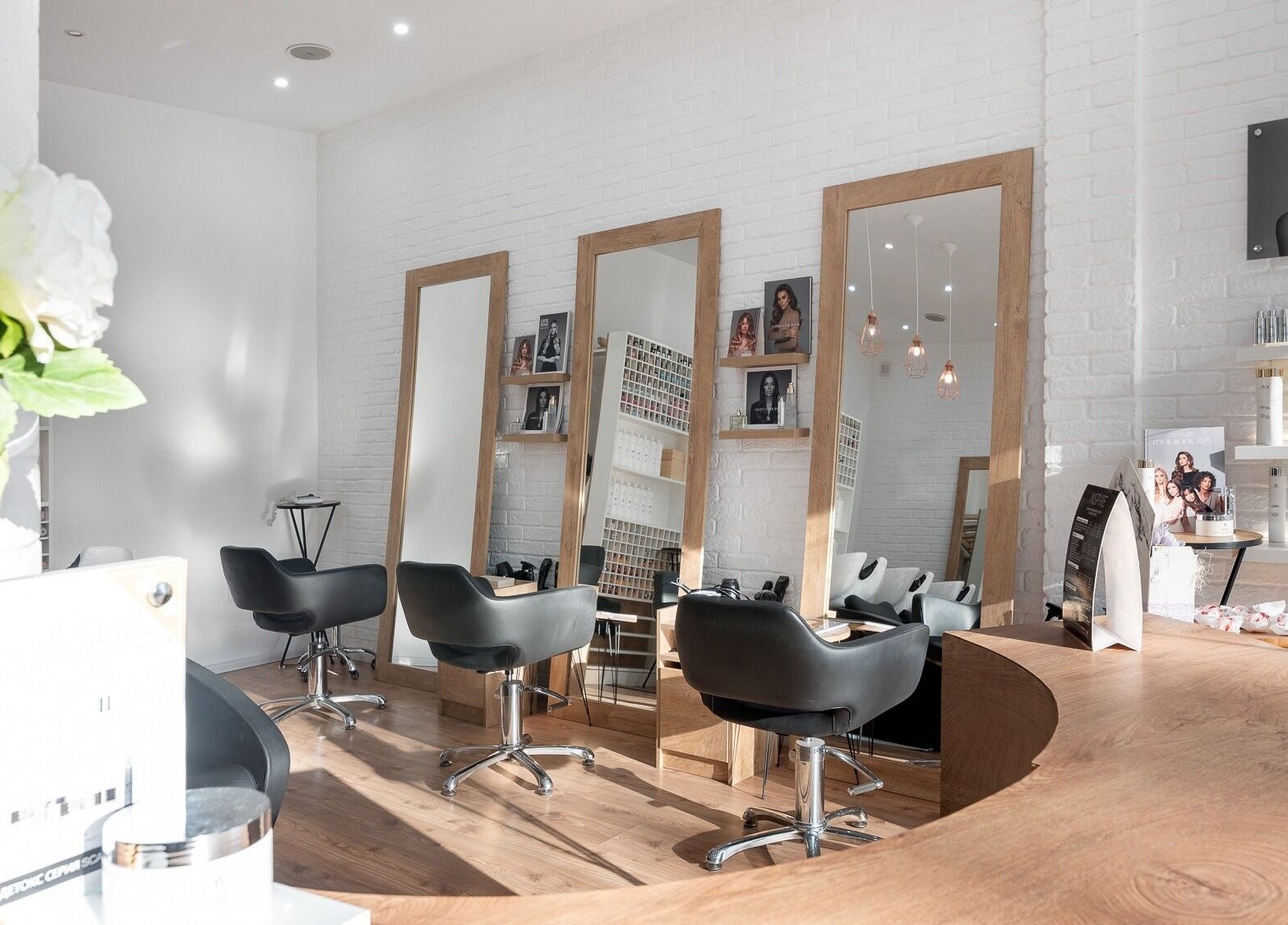 Elegant salon interior at Salon Inspire, kv. Manastirski livadi, София, BG with stylish mirrors and seating.