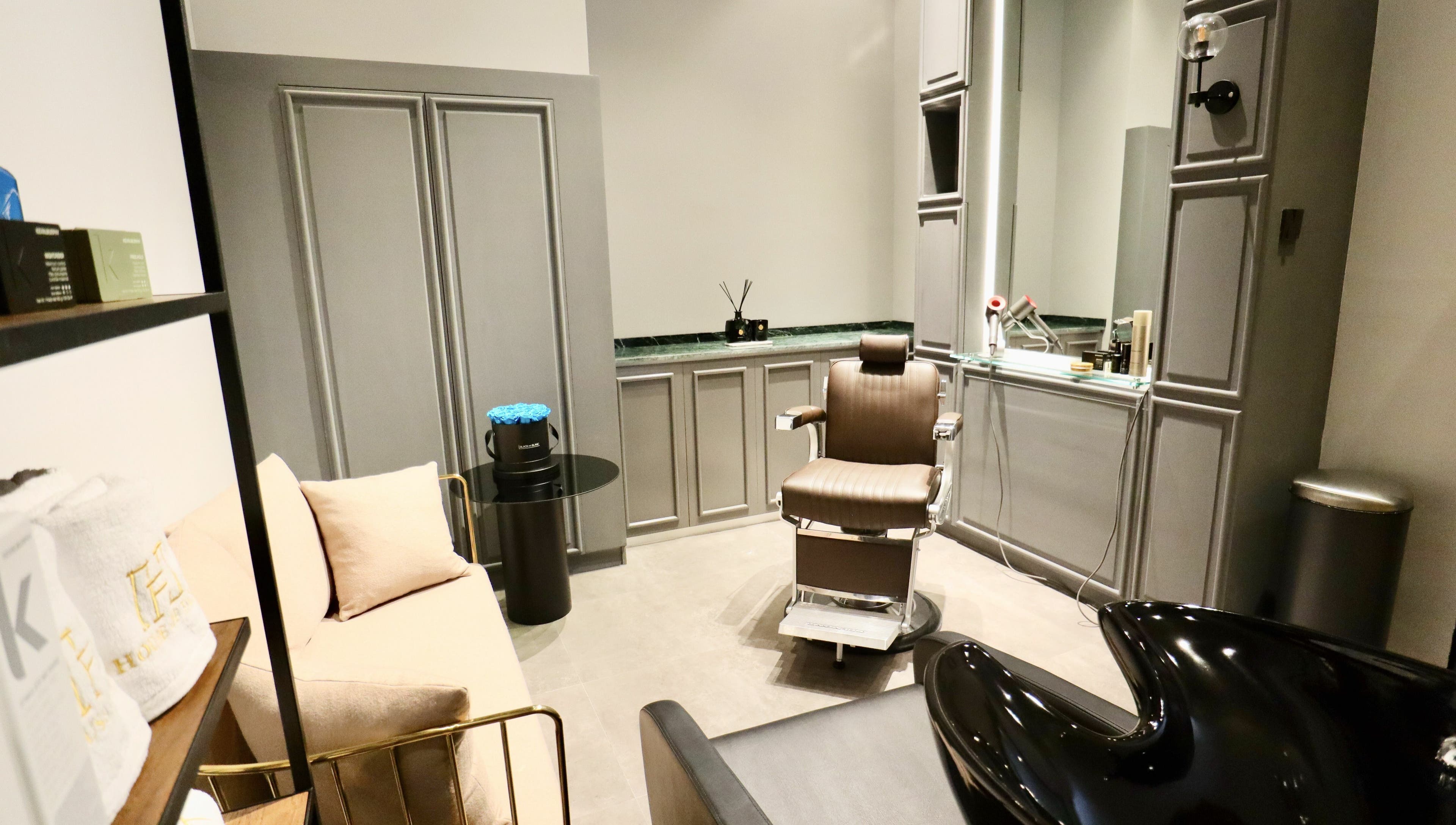Luxurious salon chair and decor at House of Fade, Dubai, AE, offering premium grooming services.