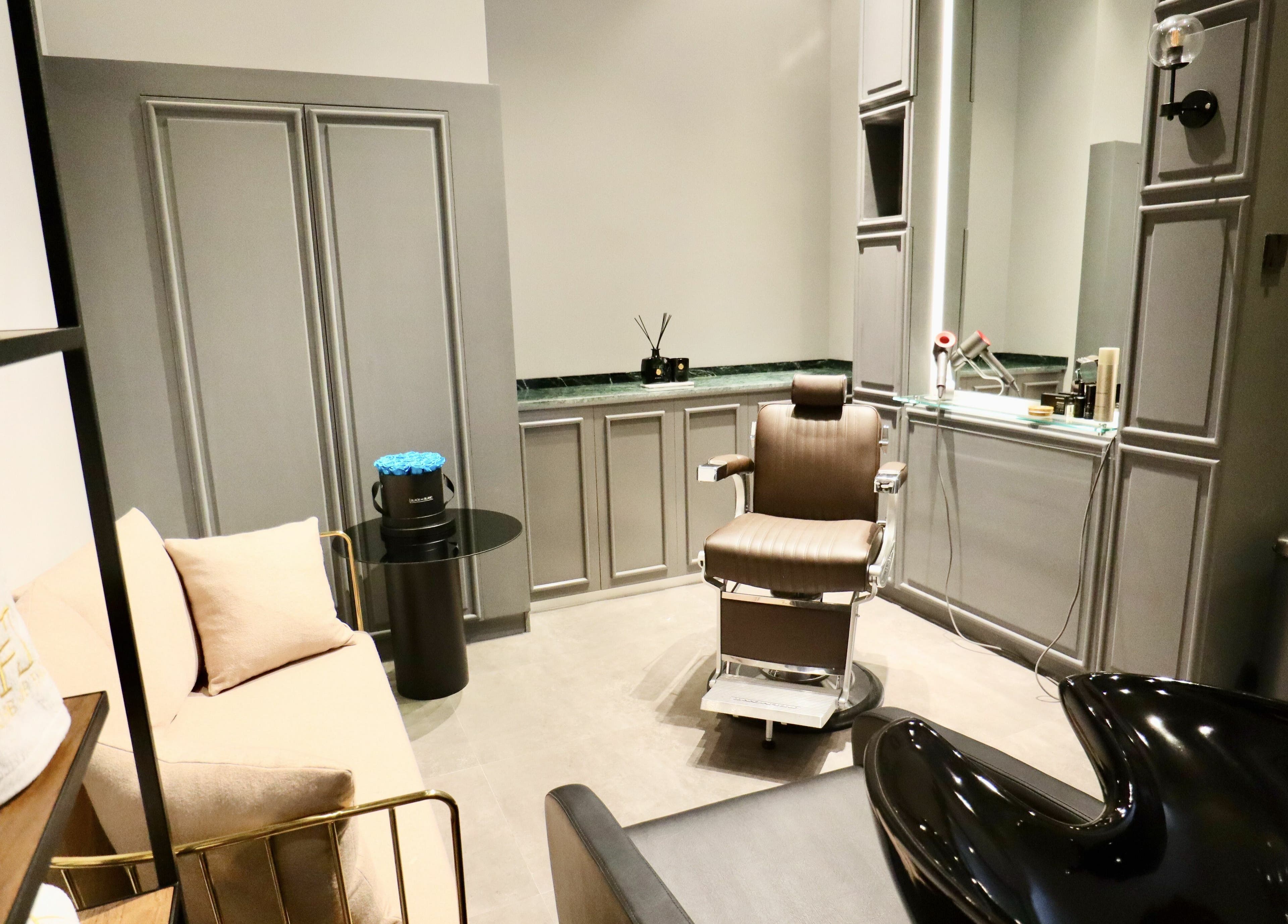 Luxurious salon chair and decor at House of Fade, Dubai, AE, offering premium grooming services.