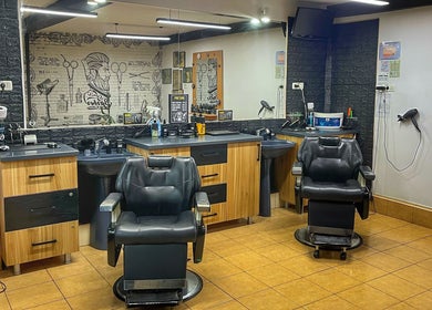 Interior modern al Frizeria Domenii, București, București, RO, cu scaune elegante și decor contemporan.