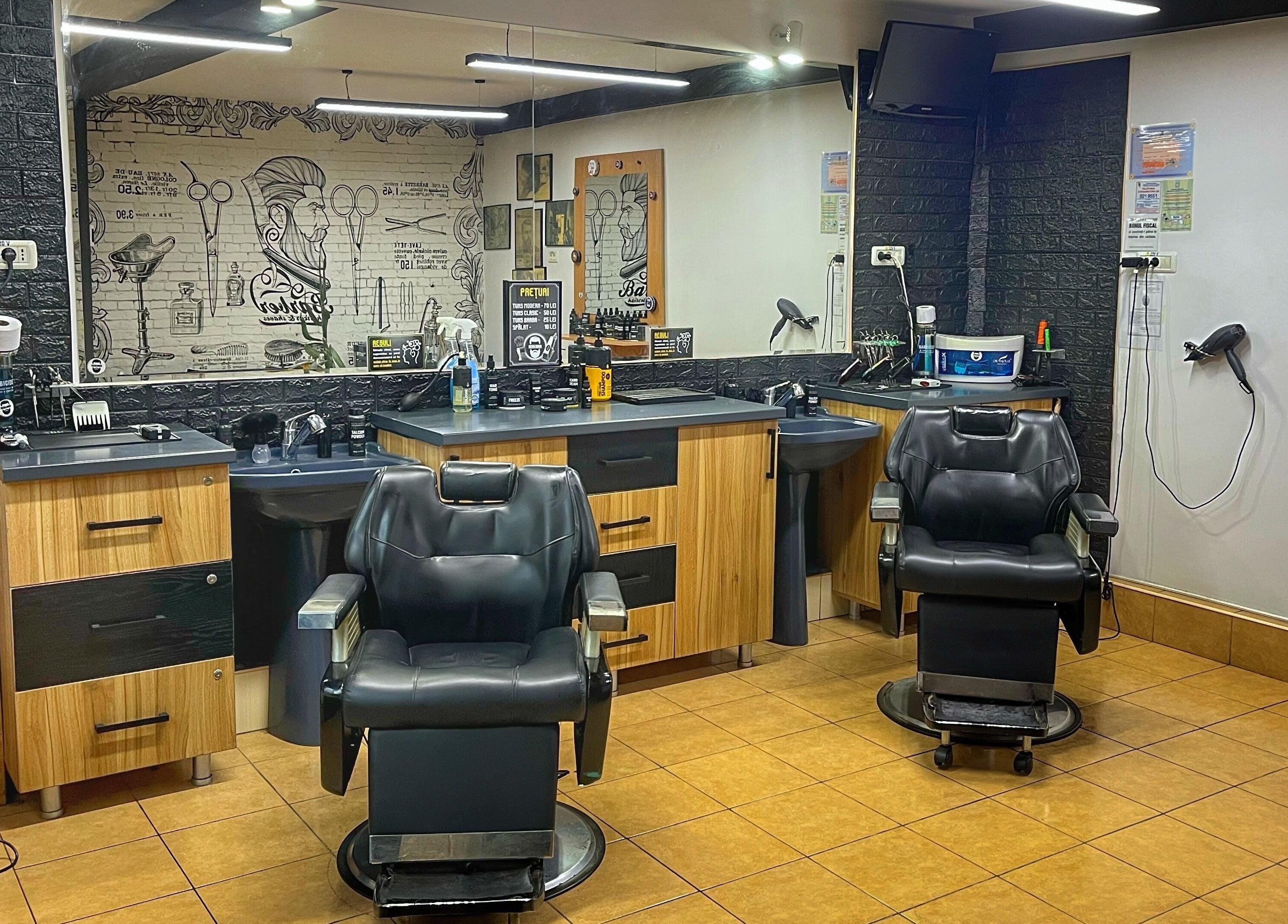 Interior modern al Frizeria Domenii, București, București, RO, cu scaune elegante și decor contemporan.
