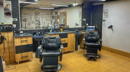 Interior modern al Frizeria Domenii, București, București, RO, cu scaune elegante și decor contemporan.