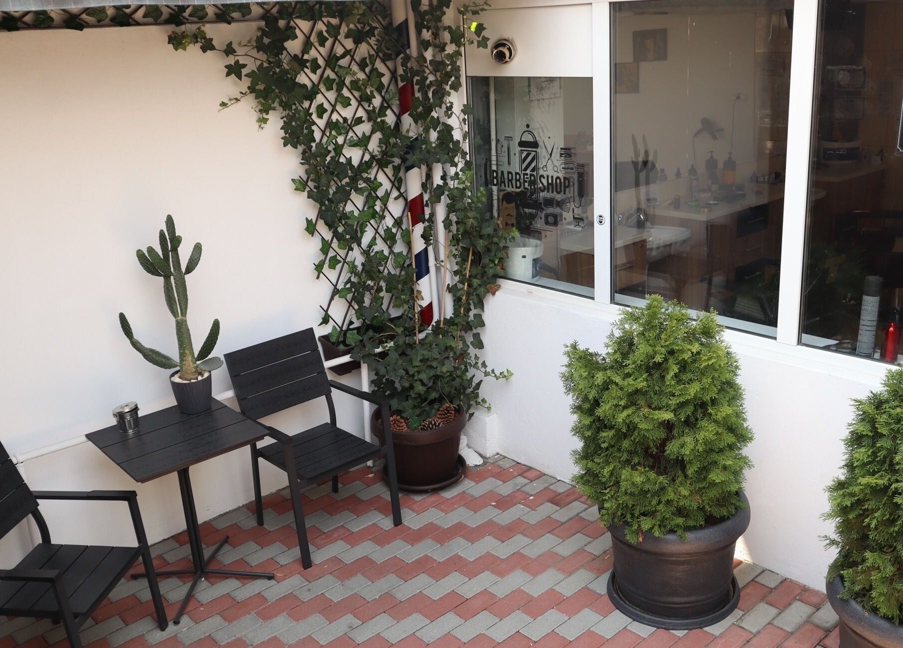 Patio la Frizeria Domenii, București, București, RO, cu mese și plante verzi.
