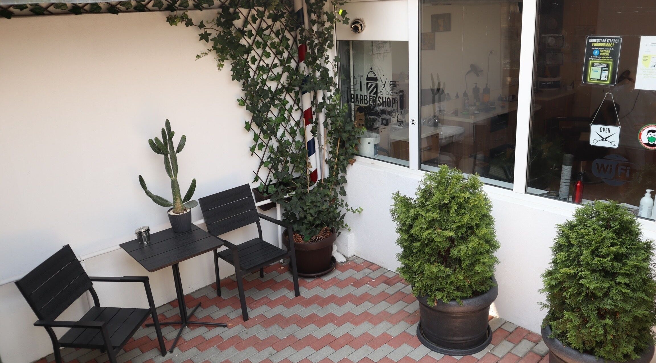 Patio la Frizeria Domenii, București, București, RO, cu mese și plante verzi.