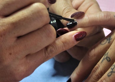 Aplicación de esmalte en Spiral Hair Studio Leslie Panini, Puerto Vallarta, Jalisco, MX.