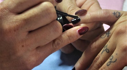 Aplicación de esmalte en Spiral Hair Studio Leslie Panini, Puerto Vallarta, Jalisco, MX.
