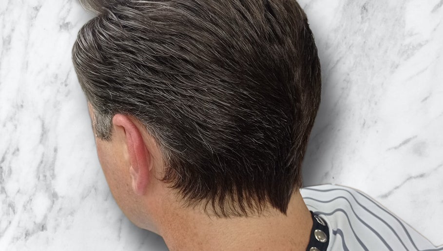 J O T A  E L E  Barber image 1