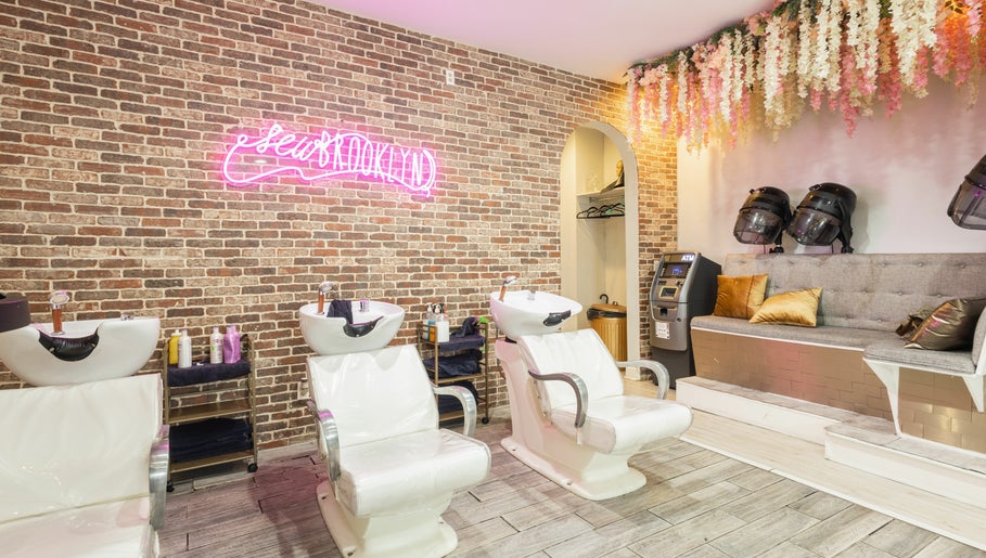 Sew Brooklyn Hair Extension Lounge – obraz 1