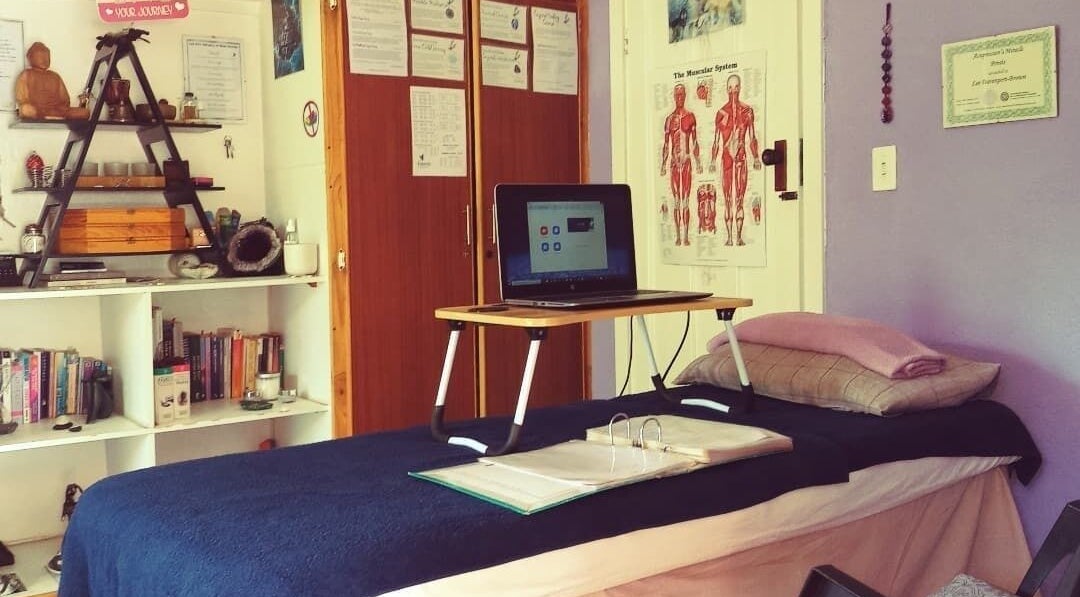 HolisticMe - Wilgeheuwel, South Africa: Cozy therapy room in Roodepoort, Gauteng, ZA for holistic wellness sessions.