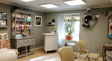 Melaine Salon image 2