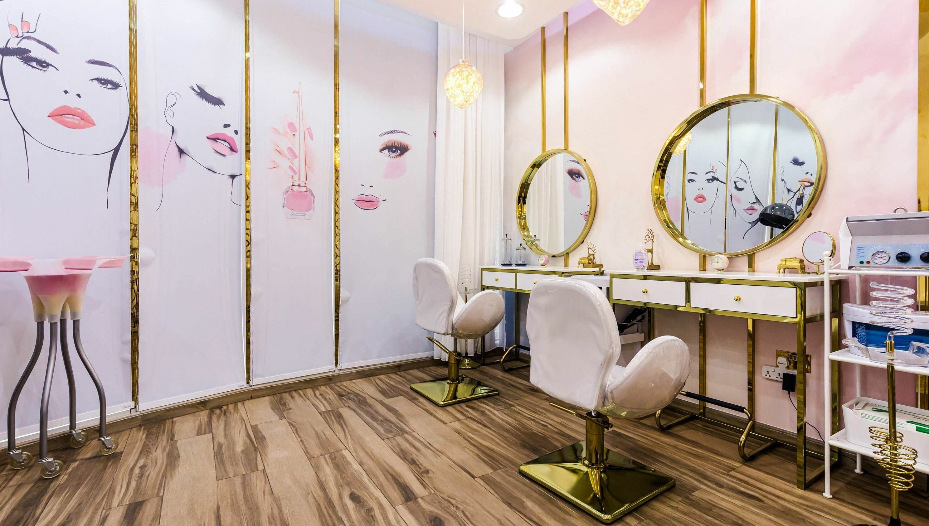 Chic interior of Touq AlYasmeen Ladies Salon in Sharjah showcases stylish mirrors and elegant chairs.