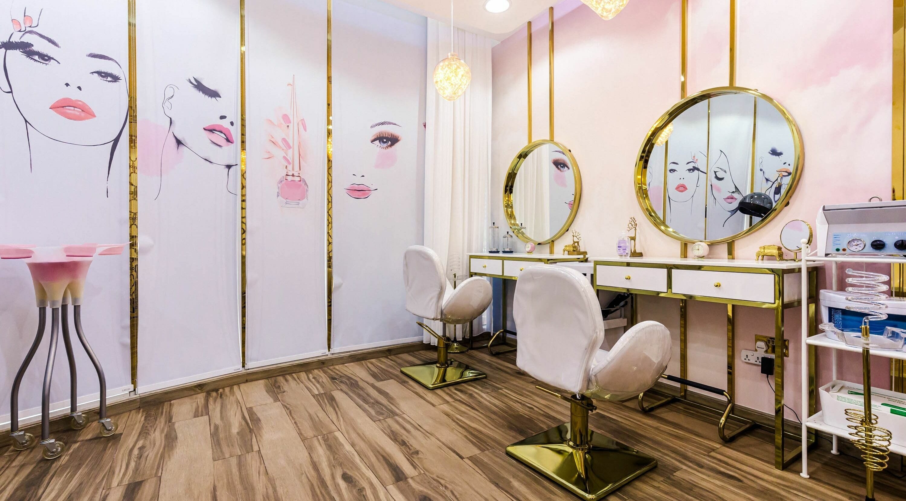 Chic interior of Touq AlYasmeen Ladies Salon in Sharjah showcases stylish mirrors and elegant chairs.