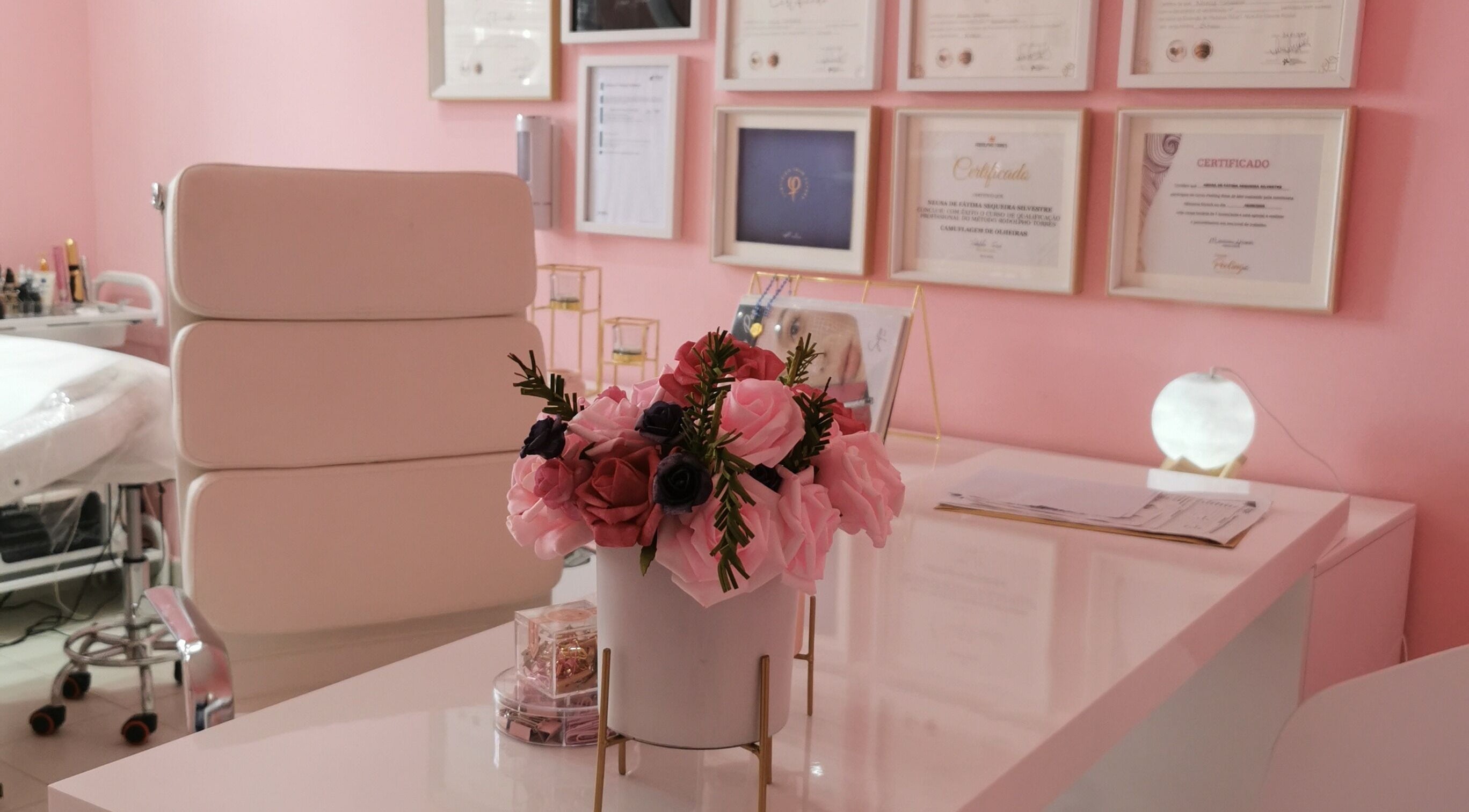 Consultório de estética em Rostos, Luanda, Luanda, AO com decoração moderna e certificados na parede.