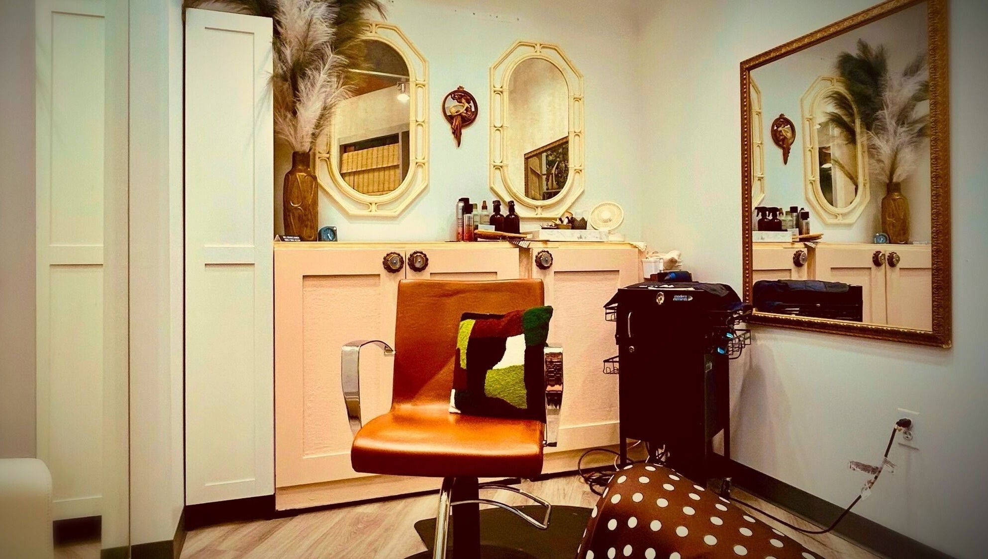 Elegant salon chair and mirrors at Glendale Arts+Salon in Chicago, Illinois, US. Cozy and stylish decor.