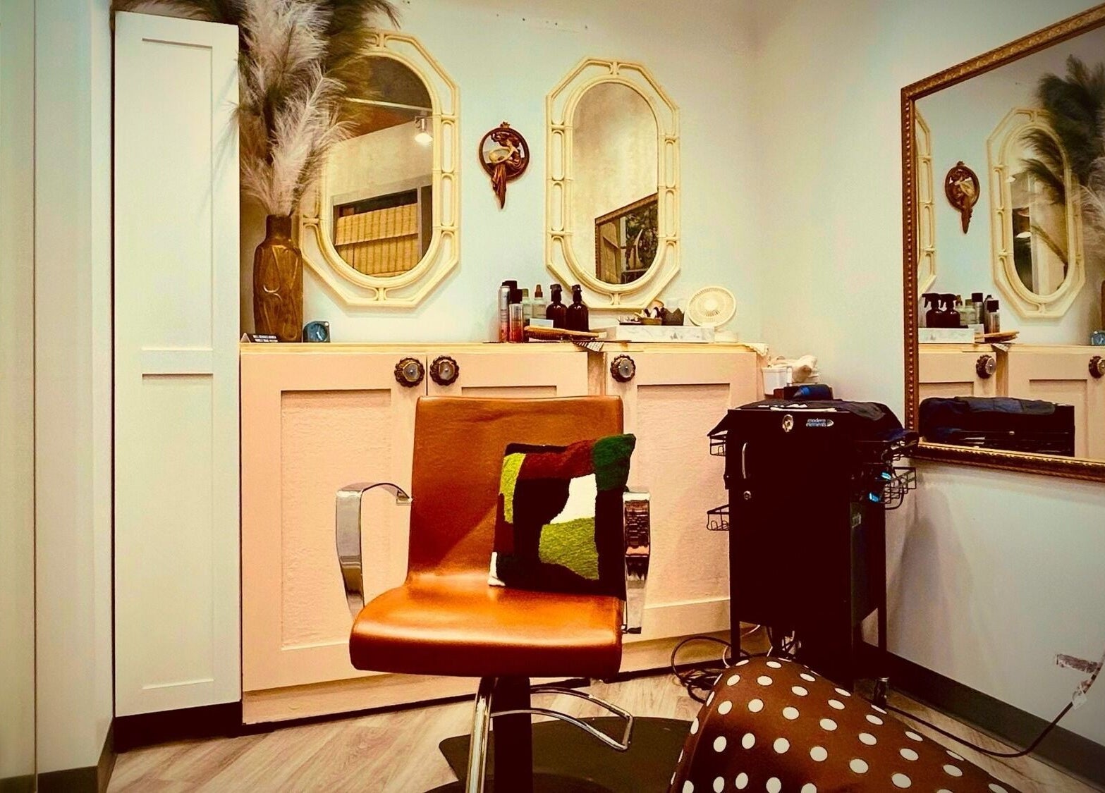 Elegant salon chair and mirrors at Glendale Arts+Salon in Chicago, Illinois, US. Cozy and stylish decor.