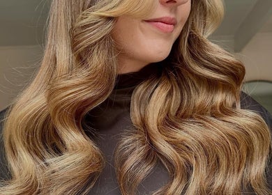 Stylish golden waves at Seats Hair Studio, Leicester, England, GB. Perfect blend of color and style.