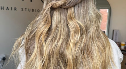 Blonde wavy hairstyle at TIEGAN SEATON (Seats Hair Studio), Anstey, England, GB.