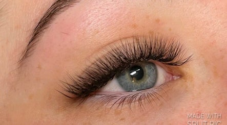 Laura Street Lashes, Makeup and Brows imagem 3