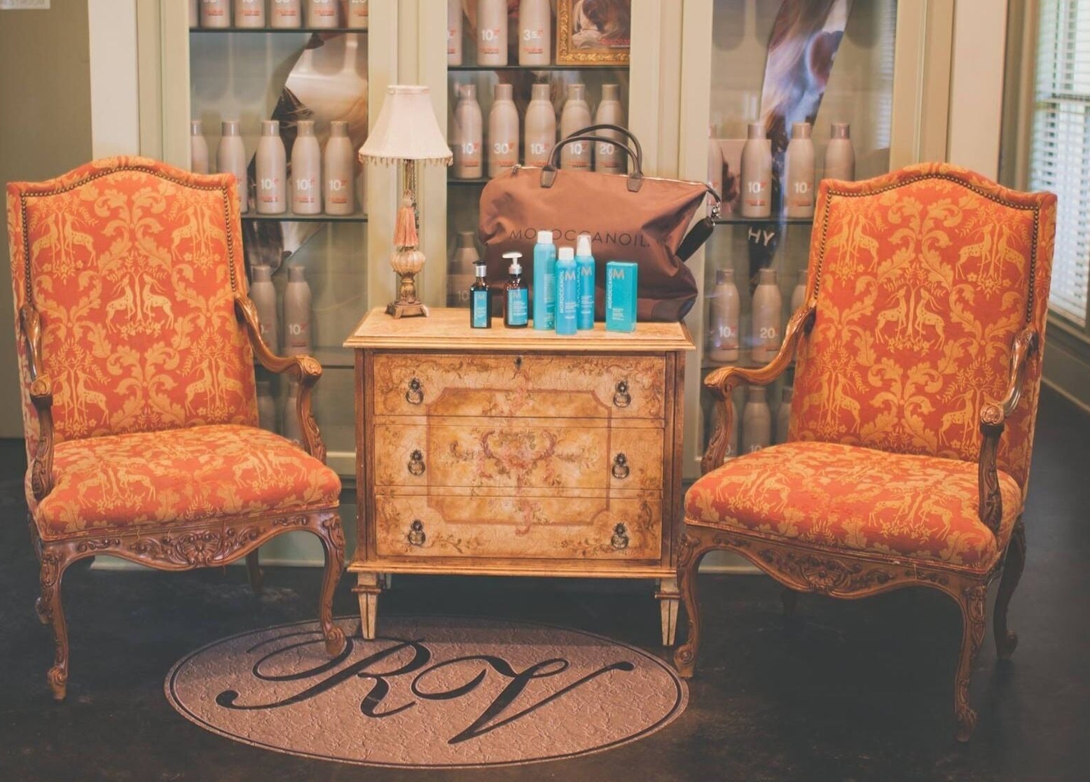 Elegant seating area at ROSA' VITA SALON in Beaumont, Texas, US with luxe chairs and beauty products.