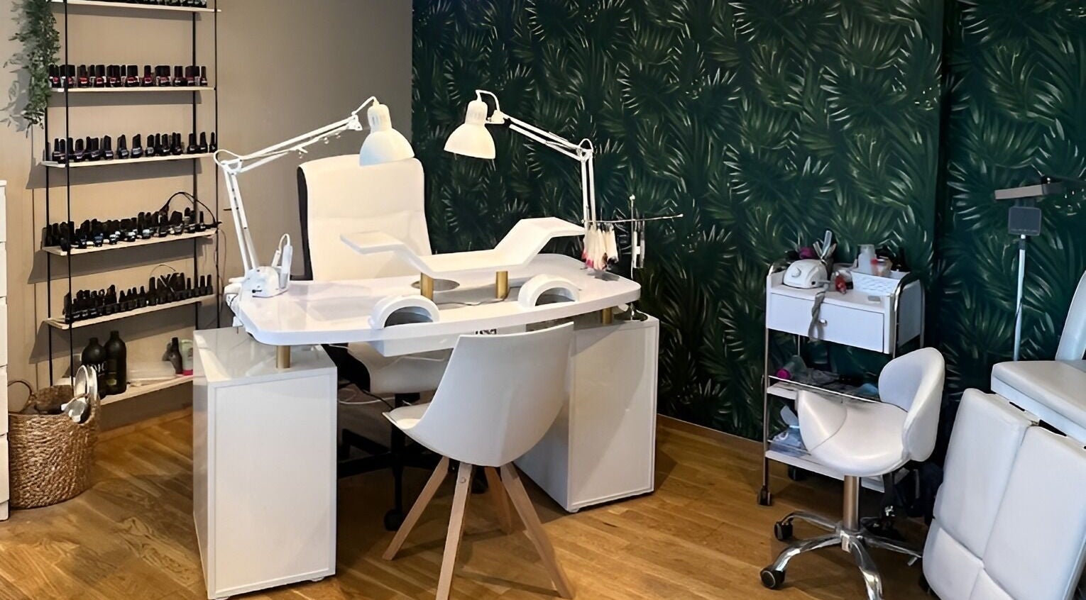 Profesjonelt neglebord hos Pretty Ladies Beauty Club, Jørpeland, Rogaland, NO.