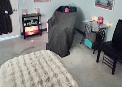 Relaxing room at Skintastic Skin Care’s Lake Side Escape, Raymond, New Hampshire, US, with cozy seating.