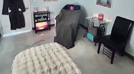 Relaxing room at Skintastic Skin Care’s Lake Side Escape, Raymond, New Hampshire, US, with cozy seating.