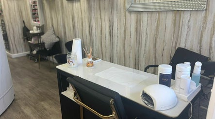 Foxy Beauty Salon - Llandaff image 2