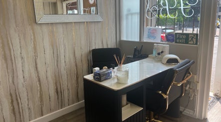Foxy Beauty Salon - Llandaff image 2