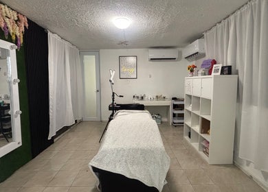 Sala de spa en Monic Beaux, Bayamon, Puerto Rico, US, con mesa de tratamiento y decoración serena.