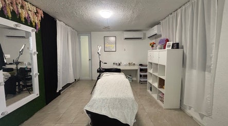 Sala de spa en Monic Beaux, Bayamon, Puerto Rico, US, con mesa de tratamiento y decoración serena.