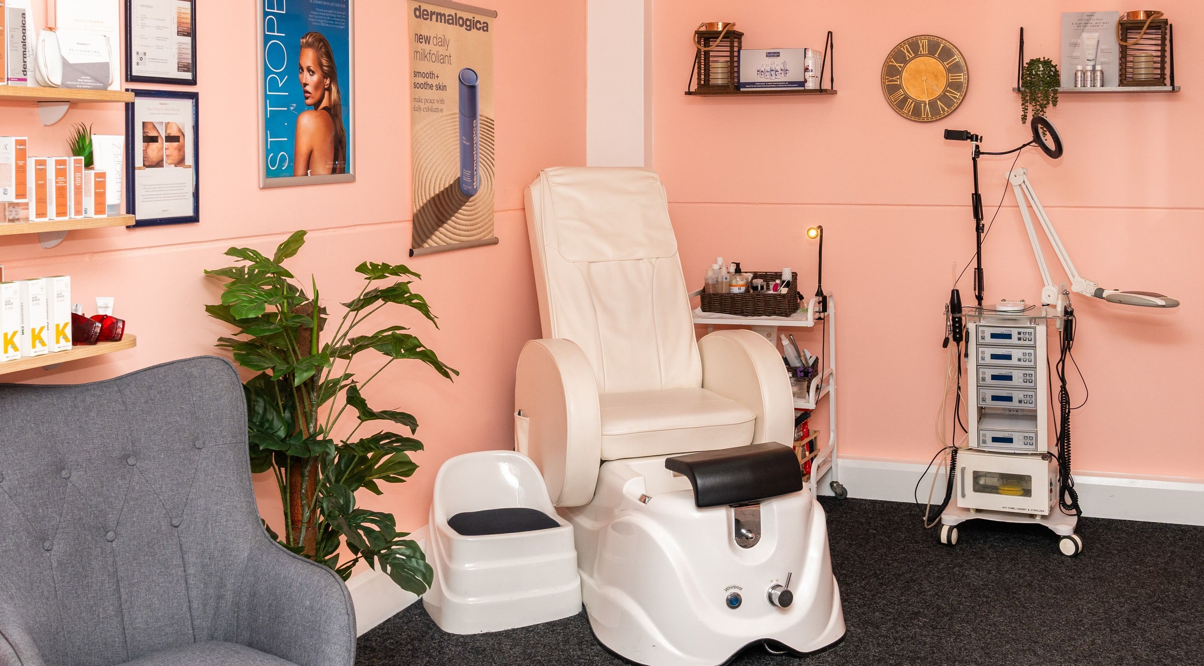 Luxurious spa chair and decor at Be Stunning Too, Whalley, England, GB. Perfect for a relaxing beauty experience.