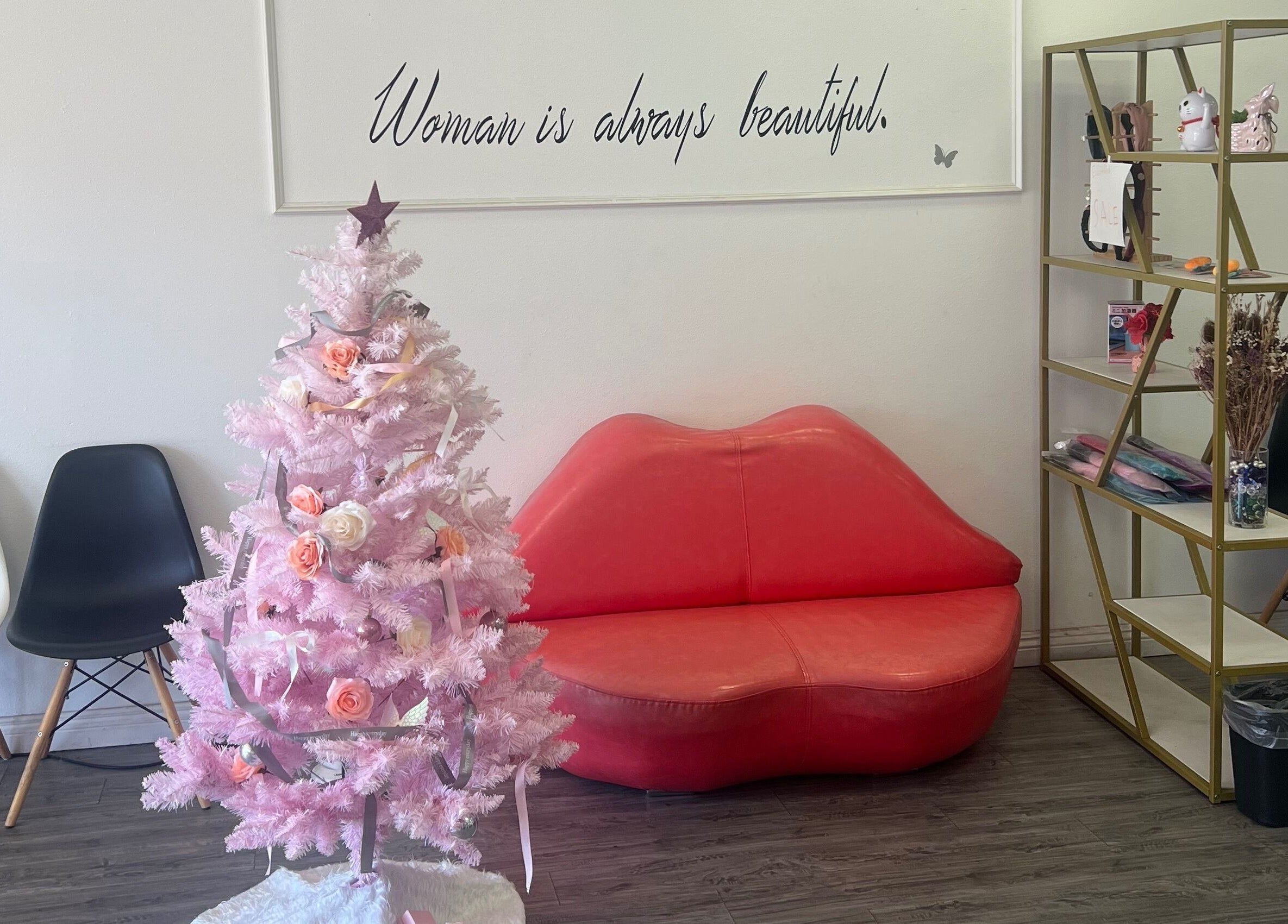 Elegant waiting area at Super Q Lash Beauty, Upland, California with pink decor and a cozy lip-shaped sofa.