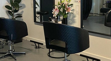 Laura and Co Hairdressing图像2
