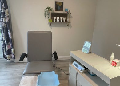 Comfortable treatment room at MY FOOT CLINIC Winton, Bournemouth, GB with cozy chair and modern equipment.