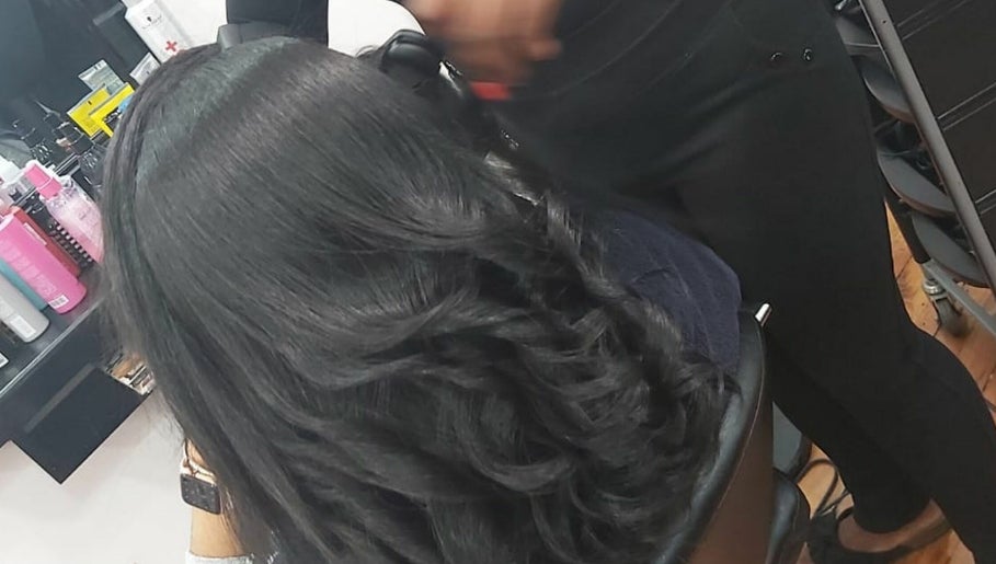 En MOD Hair Extension Bar & Beauty Studio imej 1