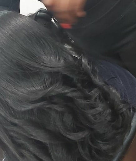 En MOD Hair Extension Bar & Beauty Studio imej 2