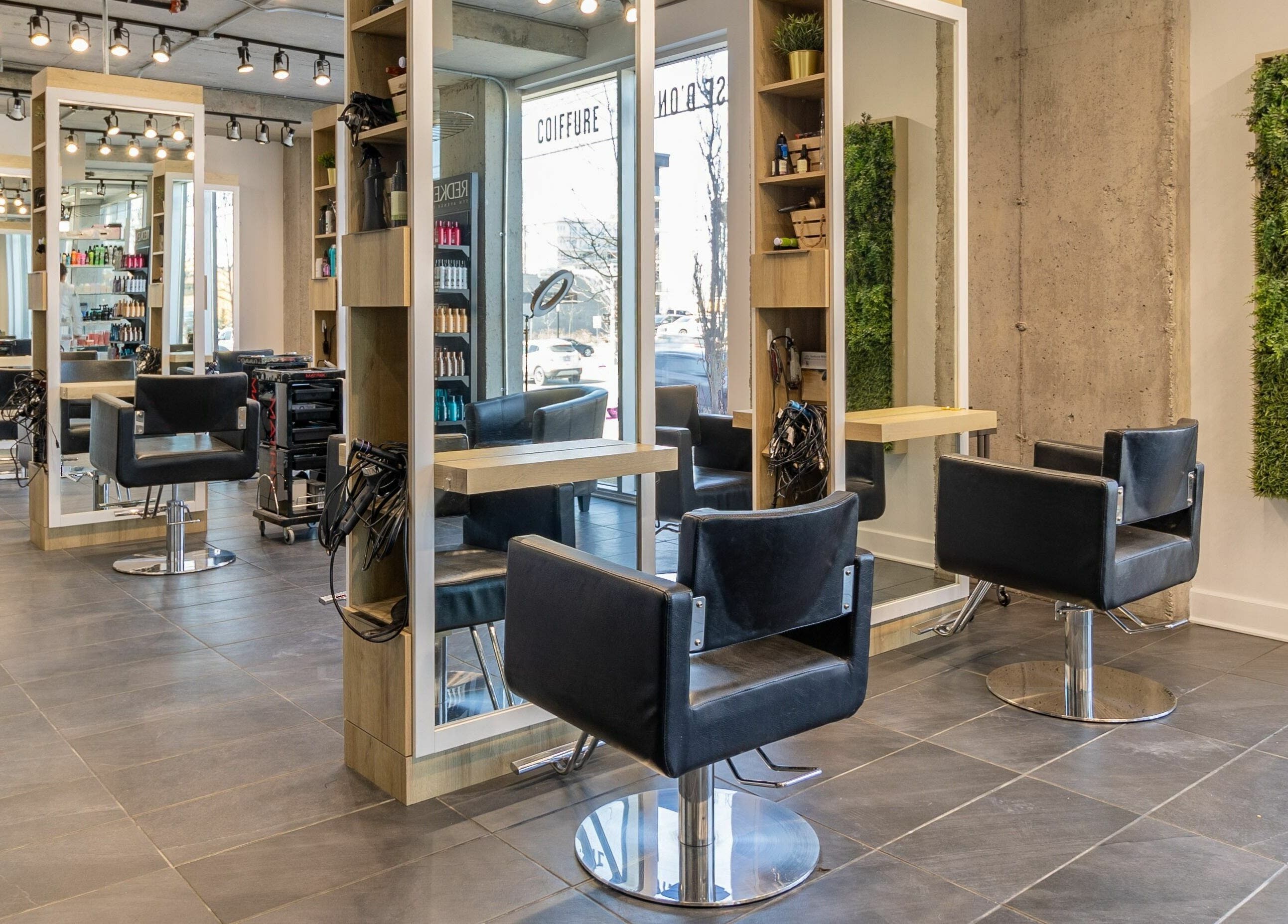 Intérieur moderne de Coiffure Tendance Urbaine, espace lumineux à Blainville, Québec, CA.