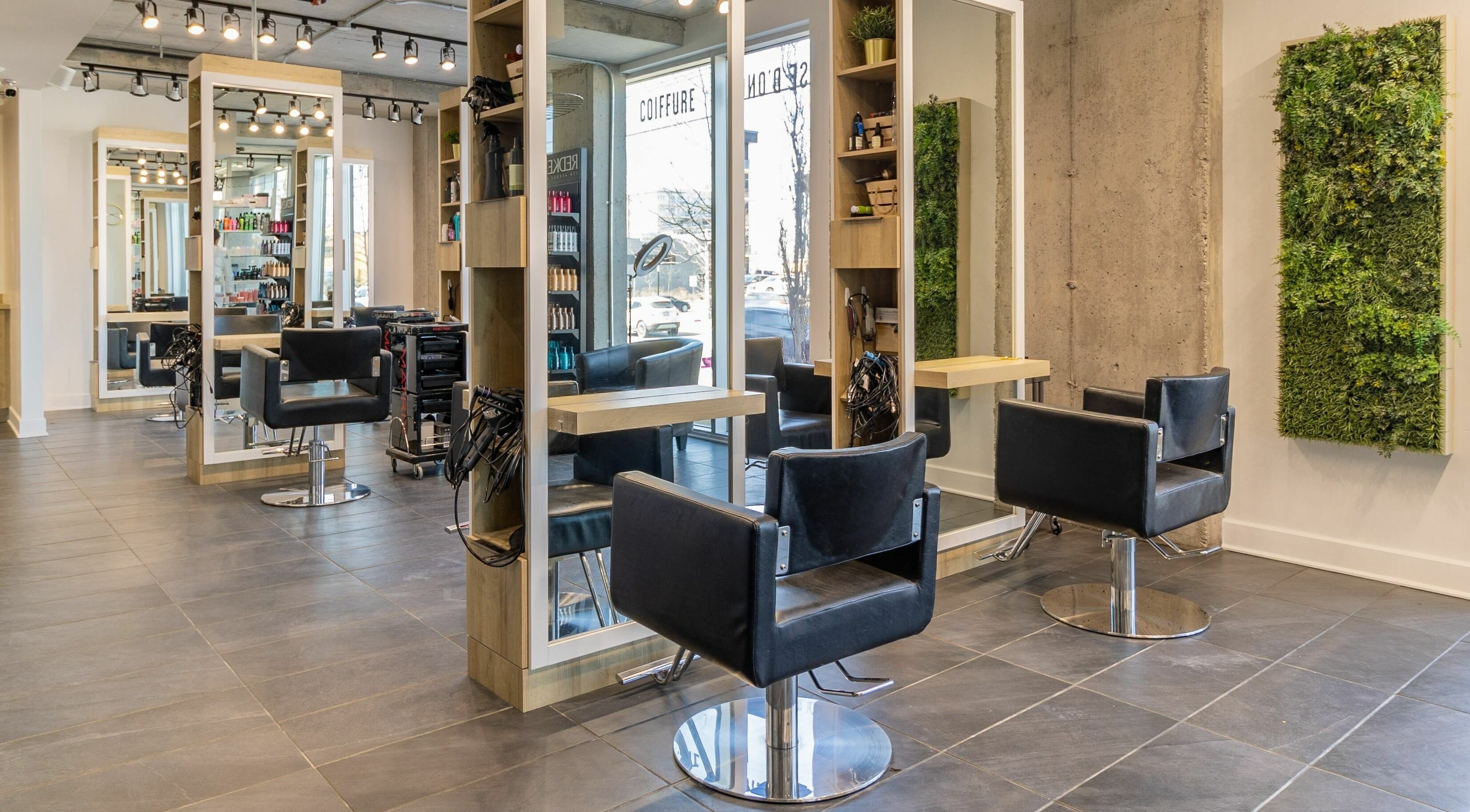 Intérieur moderne de Coiffure Tendance Urbaine, espace lumineux à Blainville, Québec, CA.