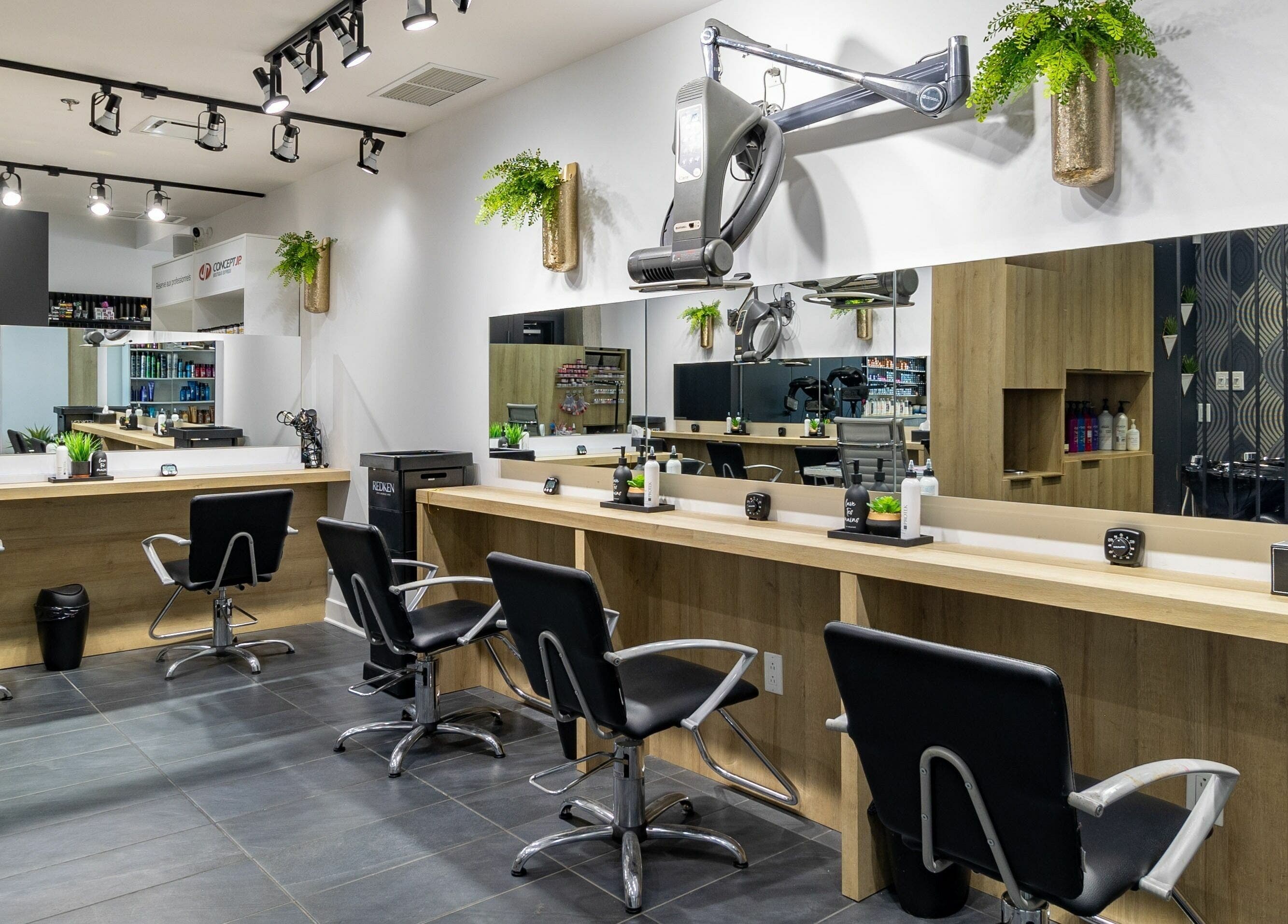 Intérieur du salon Coiffure Tendance Urbaine à Blainville, Québec, CA, avec des chaises design et un éclairage moderne.