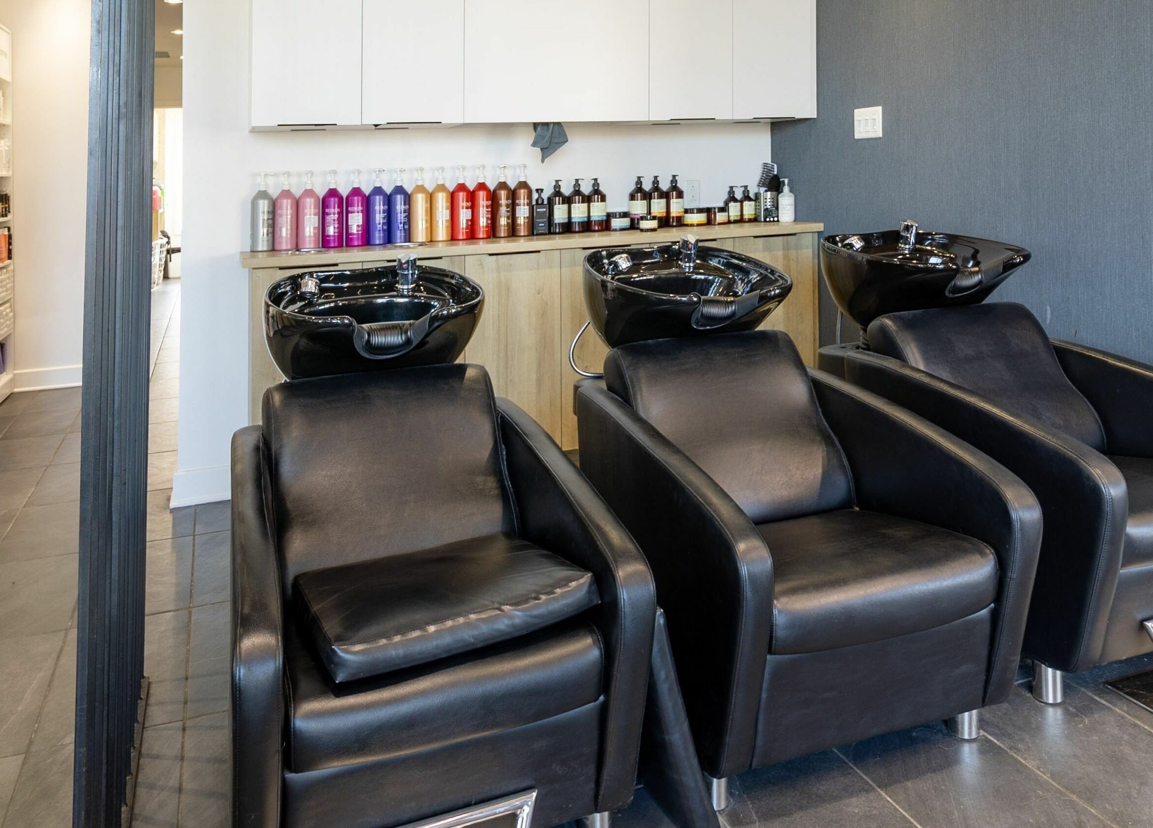 Postes de lavage modernes chez Coiffure Tendance Urbaine, Blainville, Québec, CA.