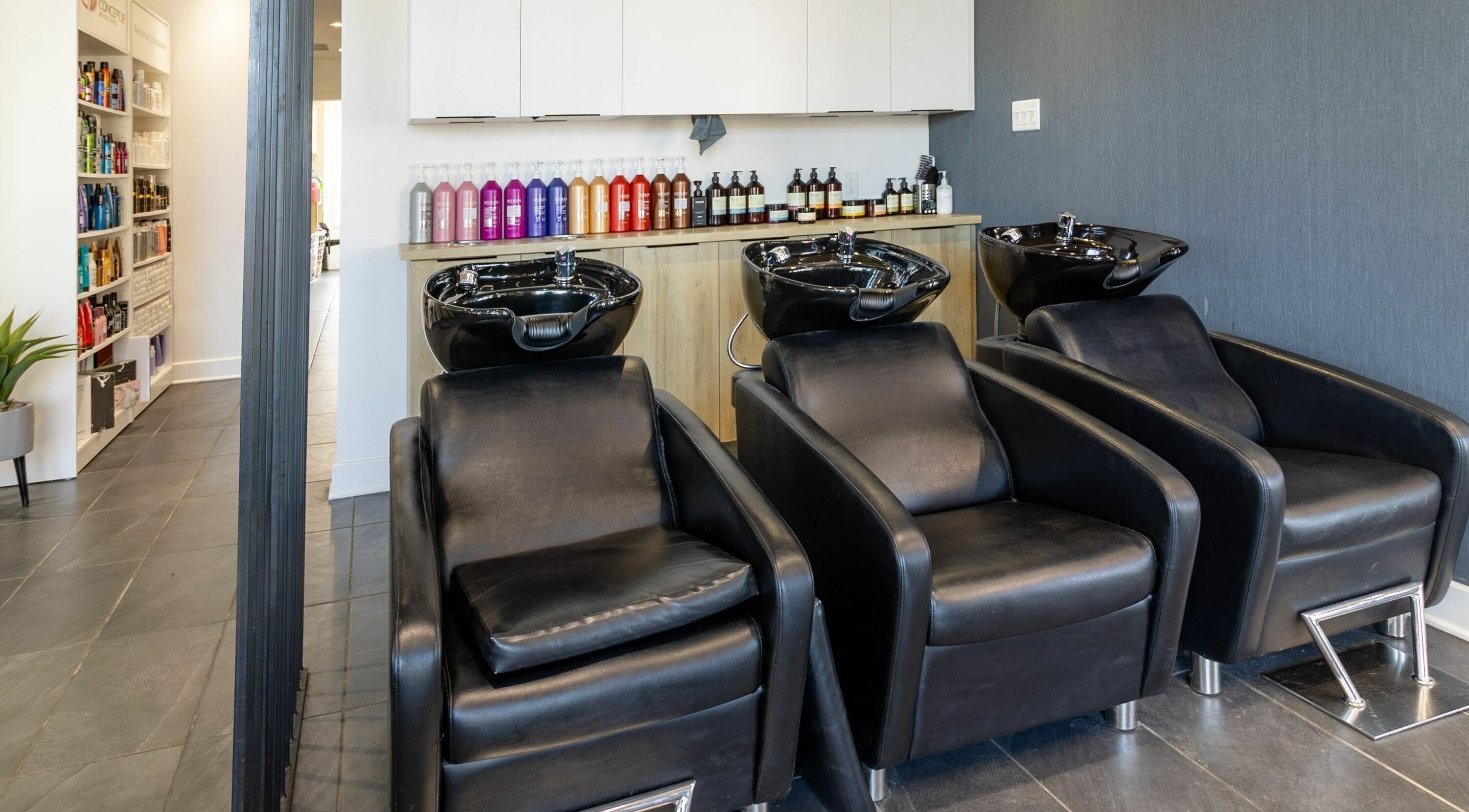 Postes de lavage modernes chez Coiffure Tendance Urbaine, Blainville, Québec, CA.