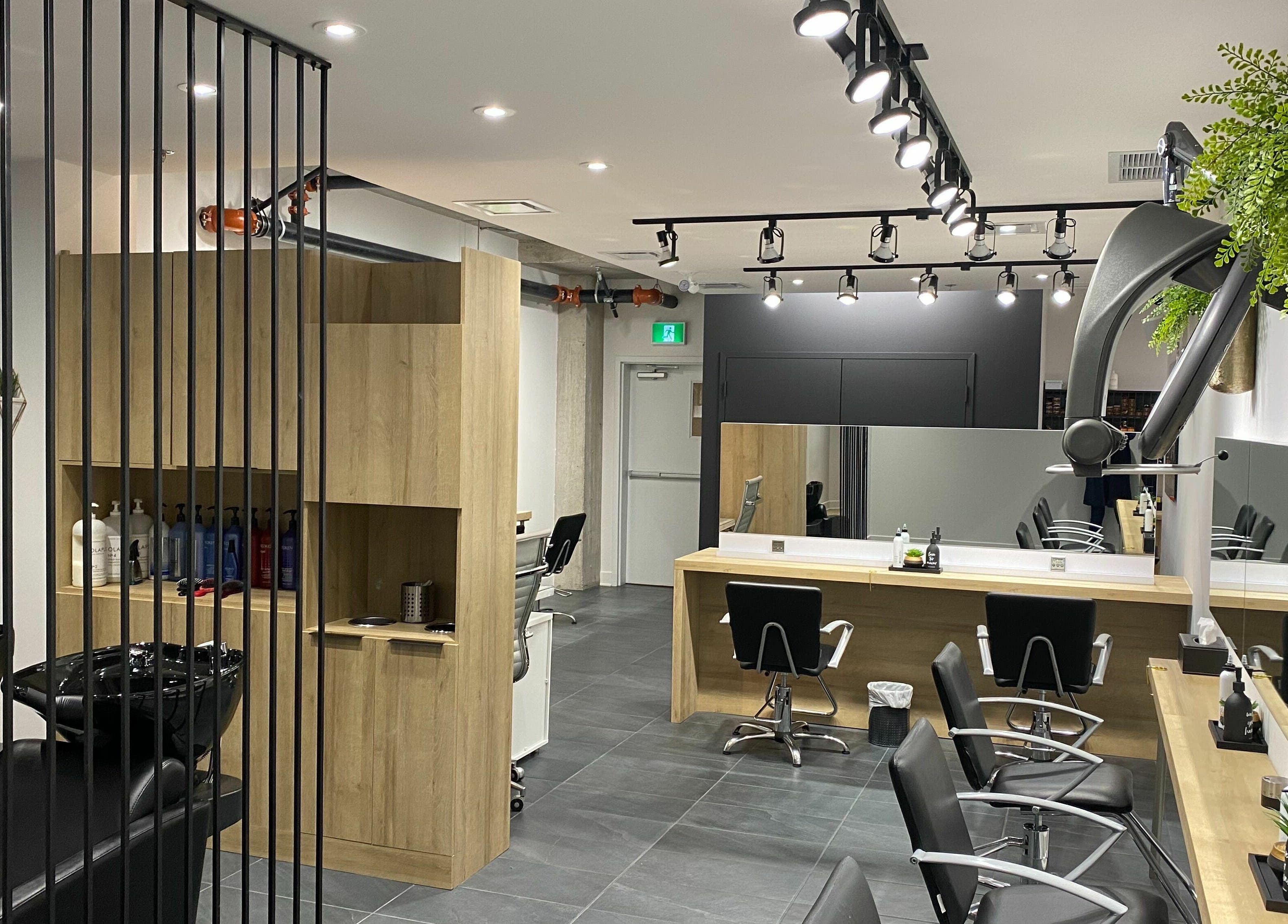 Intérieur élégant de Coiffure Tendance Urbaine à Blainville, Québec, CA avec sièges et miroirs modernes.