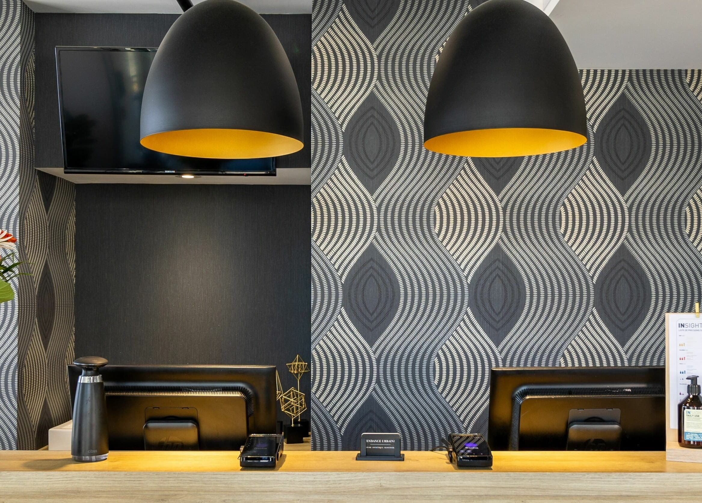 Réception moderne de Coiffure Tendance Urbaine à Blainville, Québec, CA avec décor lumineux et accueillant.