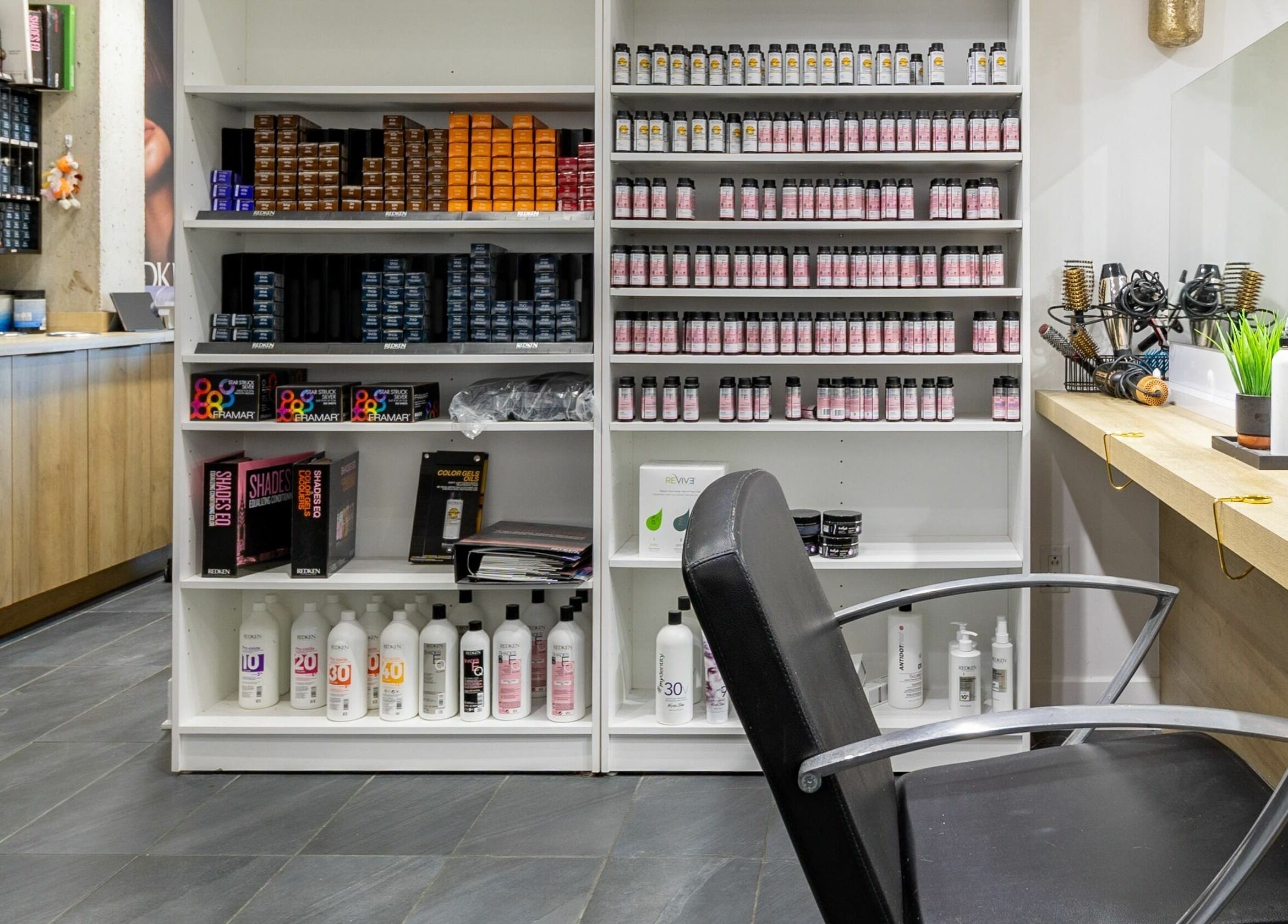 Élégant salon de Coiffure Tendance Urbaine à Blainville, Québec, CA, avec produits professionnels.