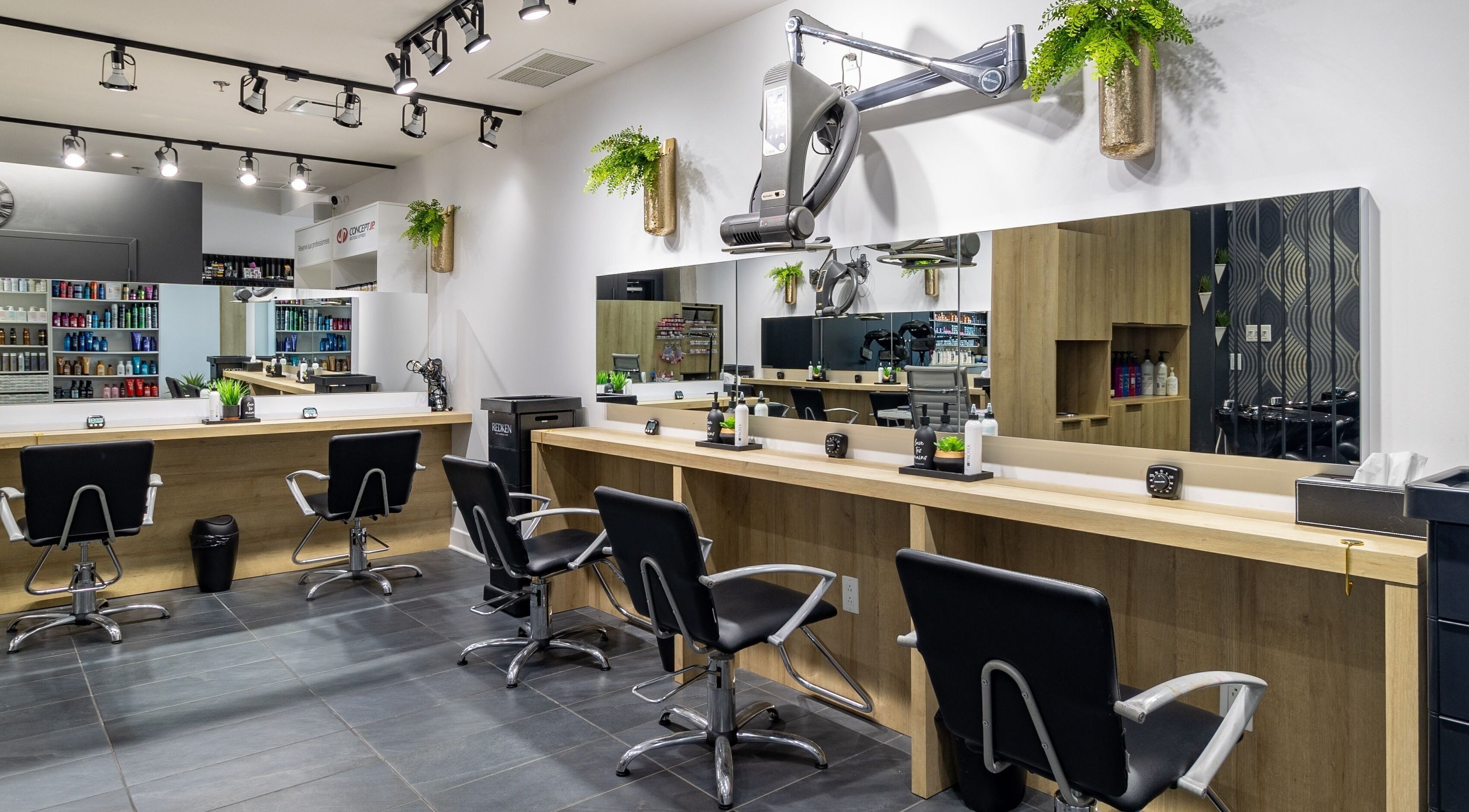 Intérieur moderne de Tendance Urbaine Coiffure à Blainville, Québec, CA. Stations coiffure avec miroirs.
