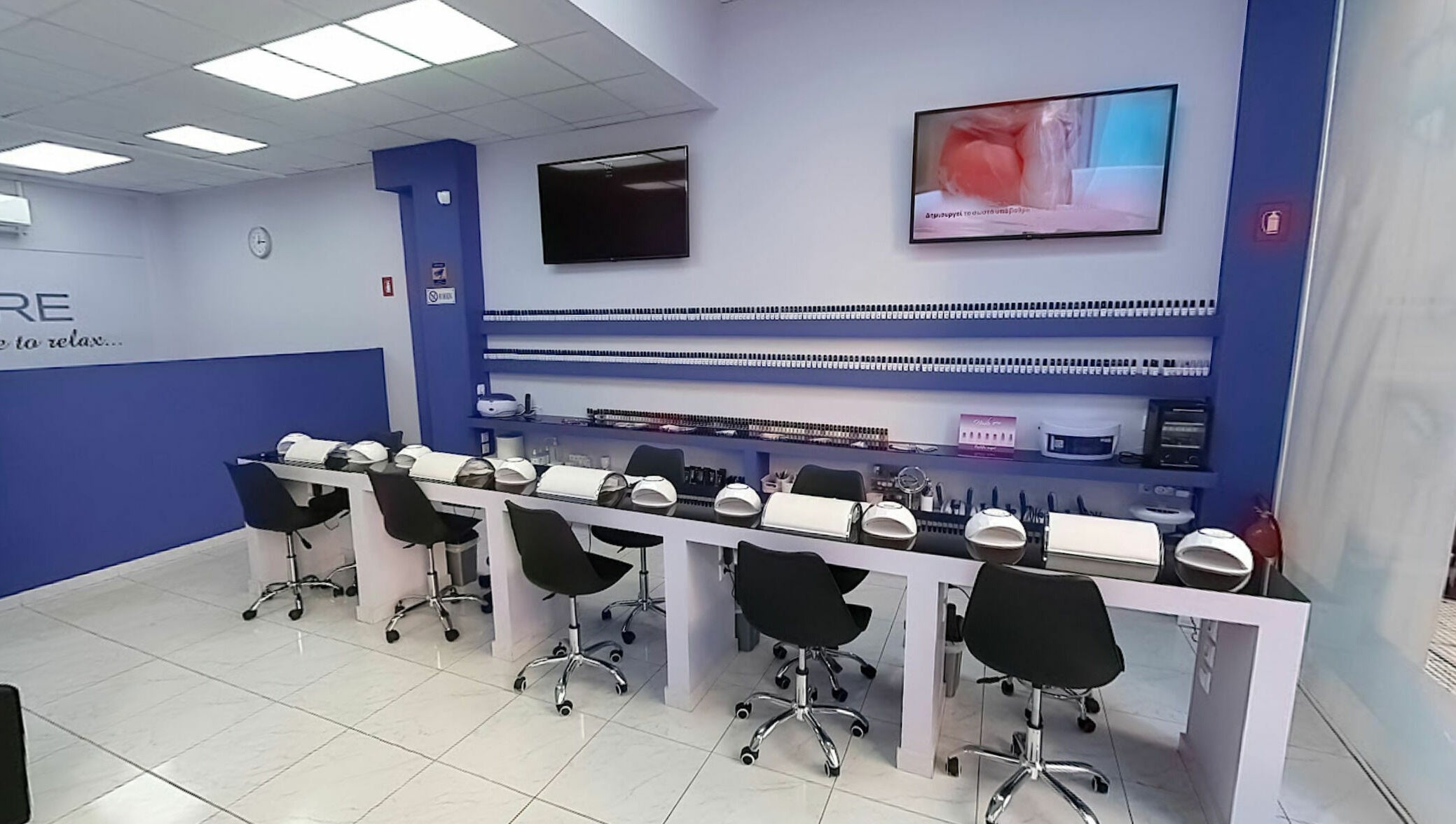 Εσωτερικό Nails4you Παγκράτι στην Αθήνα, GR με μοντέρνα καθίσματα και εργαλεία περιποίησης.