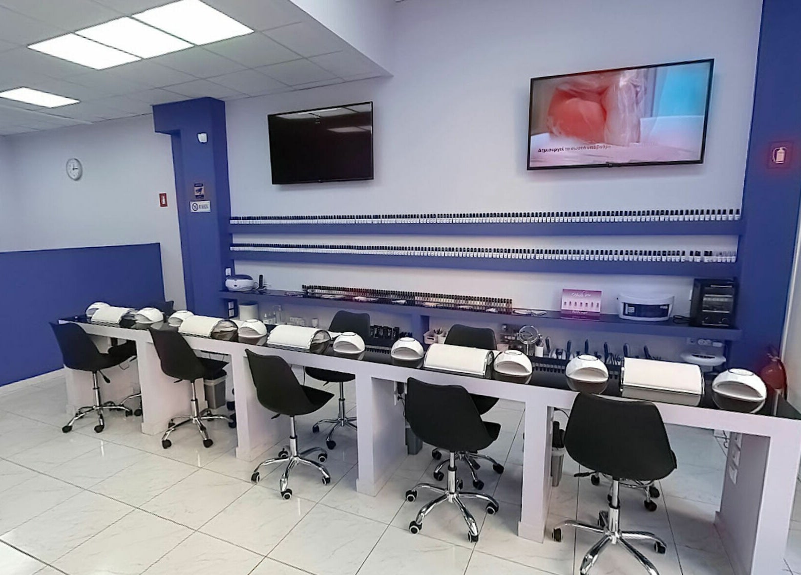 Εσωτερικό Nails4you Παγκράτι στην Αθήνα, GR με μοντέρνα καθίσματα και εργαλεία περιποίησης.