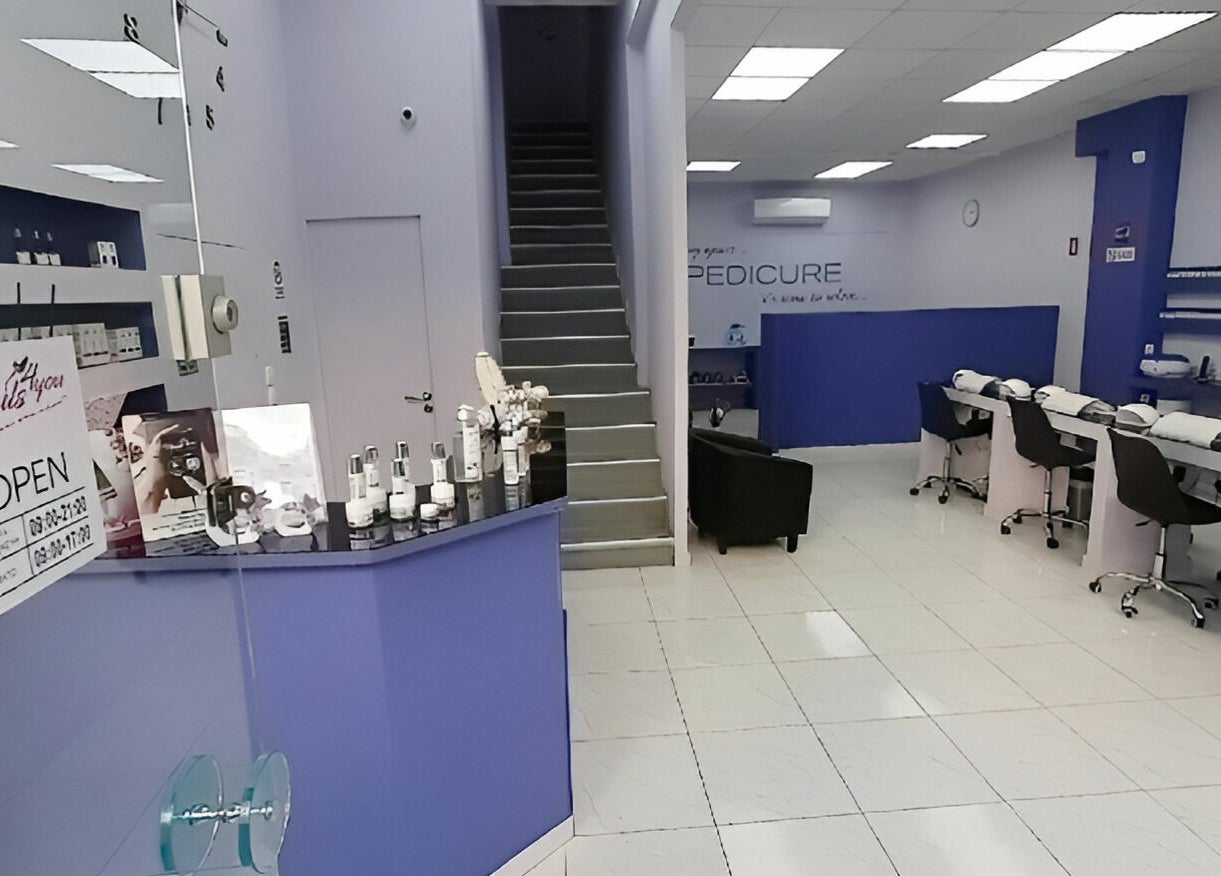 Μοντέρνος εσωτερικός χώρος στο Nails4you Παγκράτι, Αθήνα, GR, προσεγμένος σε λευκό & μπλε χρώμα για χαλάρωση.