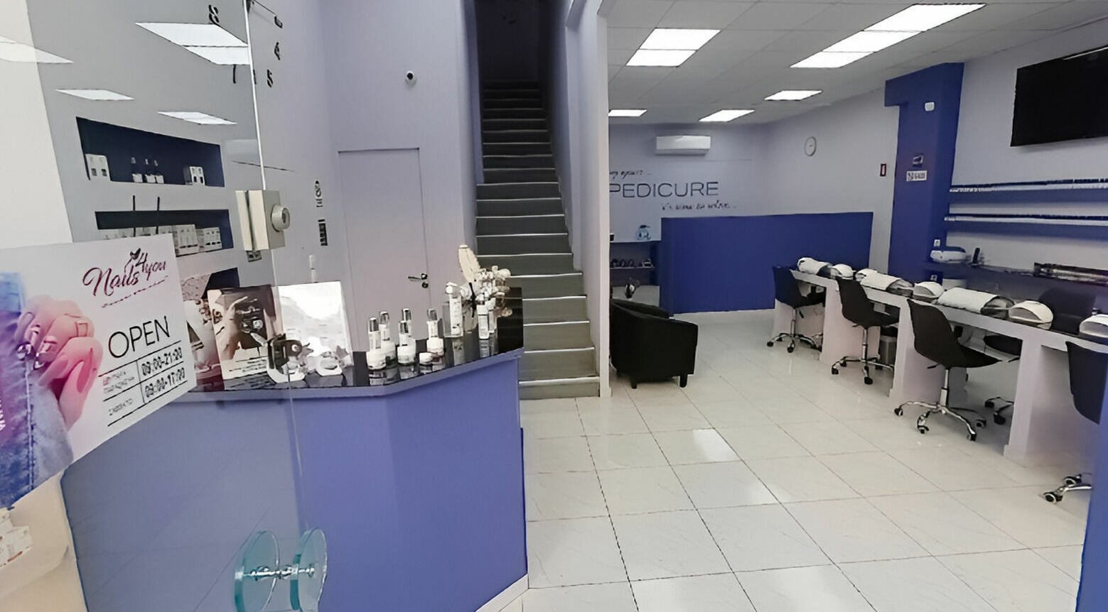 Μοντέρνος εσωτερικός χώρος στο Nails4you Παγκράτι, Αθήνα, GR, προσεγμένος σε λευκό & μπλε χρώμα για χαλάρωση.